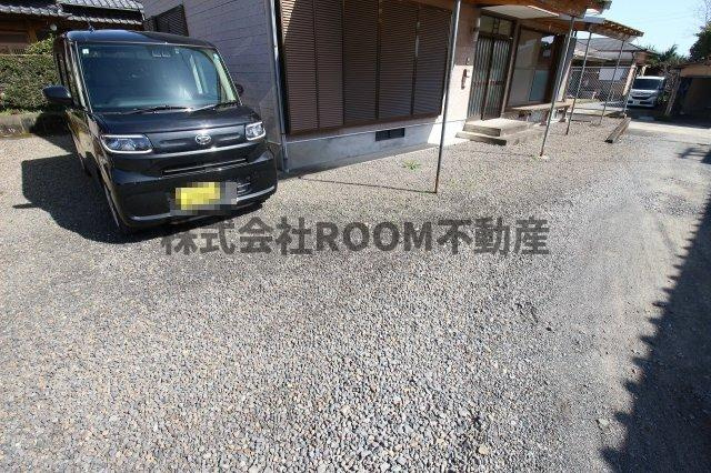 カズヒロ貸家の駐車場|駐車場があります