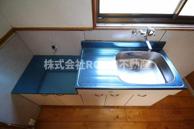 カズヒロ貸家のキッチン|コンパクトなキッチンで掃除もラクラク