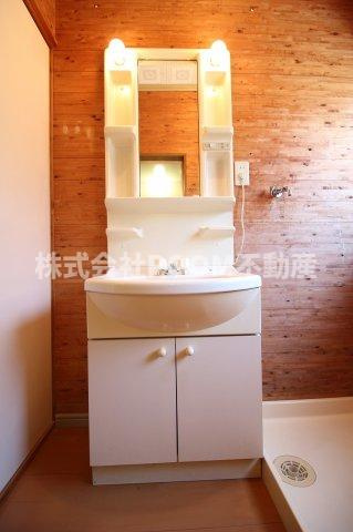 カズヒロ貸家の独立洗面台|使いやすい独立洗面台です
