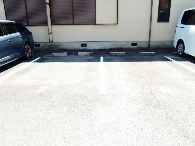 高槻市郡家新町のアパートの駐車場