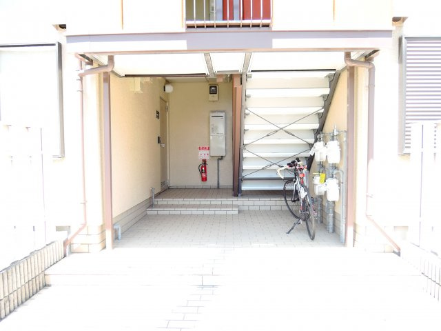 高槻市郡家新町のアパートのエントランス