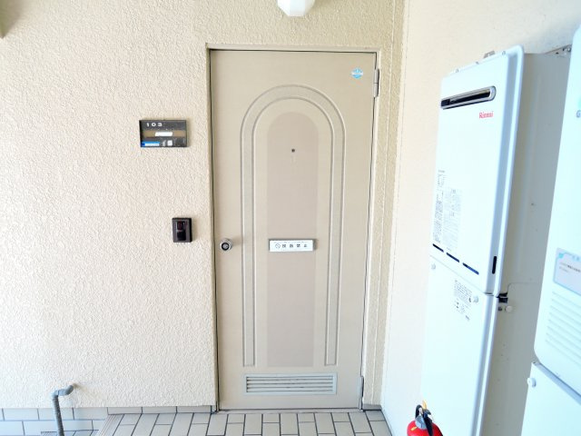 高槻市郡家新町のアパートの玄関