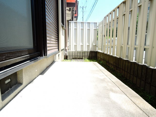 高槻市郡家新町のアパートのバルコニー