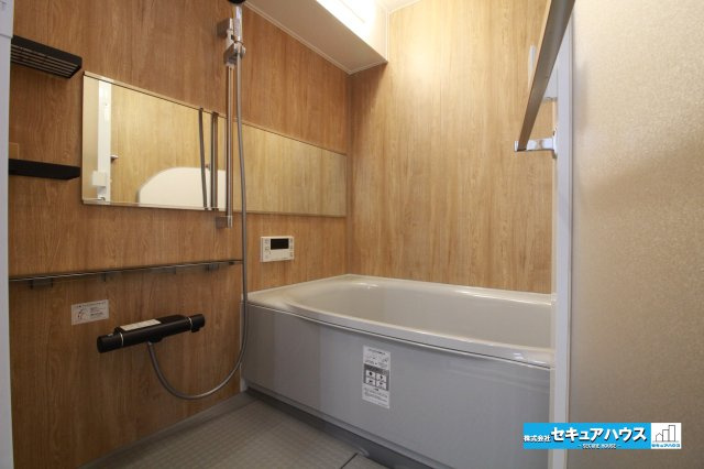 グローリアス刈谷の浴室|【浴室】
◆アクセントパネルで落ち着きのある雰囲気を演出します。毎日の疲れを癒やすバスタイムをお楽しみ下さい！
◆窓付きで、カビの繁殖を抑える効果があります。