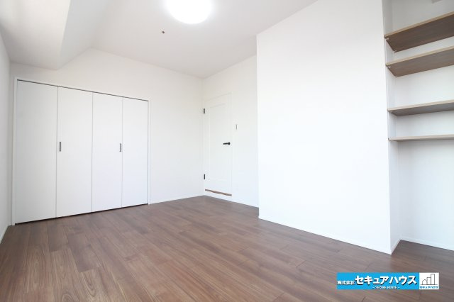 グローリアス刈谷の洋室|【洋室】
◆6.1帖の洋室にはクローゼットに合わせて棚付きです♪写真や本、お好きなコレクション等を飾ることができます。