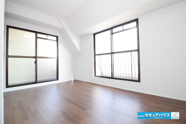 グローリアス刈谷の洋室|【洋室】
◆約5.9帖の洋室は角部屋になるため大きな窓から採光を沢山取り入れることができます。陽当たりの良いお部屋です。クローゼットもございます。