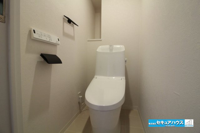 グローリアス刈谷のトイレ|【高機能トイレ】
◆高機能トイレの多くは便器のフタの開閉が自動であり、使用後に手動で水を流す面倒もなく非常に便利です。スタイリッシュな見た目で、お掃除しやすく、節水効果が高いです。