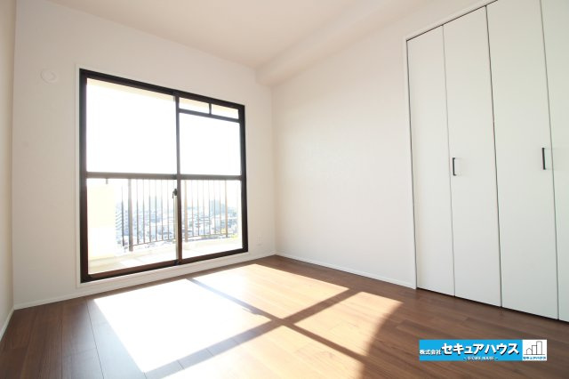 グローリアス刈谷の洋室|【洋室】
◆4.6帖のお部屋にもクローゼットがございます。南向きのお部屋のため陽当たりの良いお部屋です。