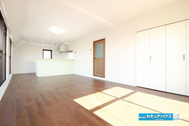 グローリアス刈谷の居間・リビング|【LDK】
◆広々18帖リビングは3面採光のため陽当たり、通風良好です♪
◆対面式キッチンのためリビングの様子を見ながら料理できます。