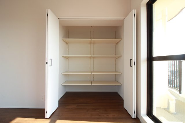 グローリアス刈谷の収納|【リビングの収納】
◆クローゼット付きのリビングです。可動棚となっているためお好きな高さに調節することができます。