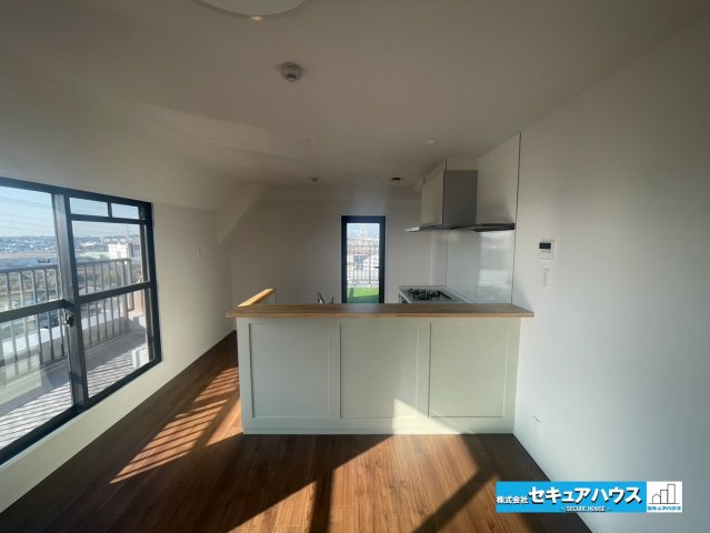 グローリアス刈谷の居間・リビング|【リビング】
◆勝手口付きのリビングの料理しながらバルコニーで遊ぶお子様の姿も見ることができます。