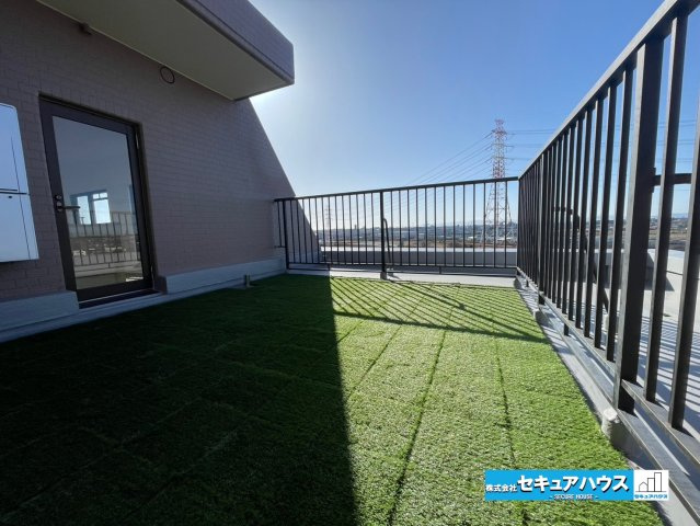 グローリアス刈谷のバルコニー|【バルコニー】
◆芝生を敷いたバルコニー付きの物件です。お子様の遊ぶスペースとしても利用できます。