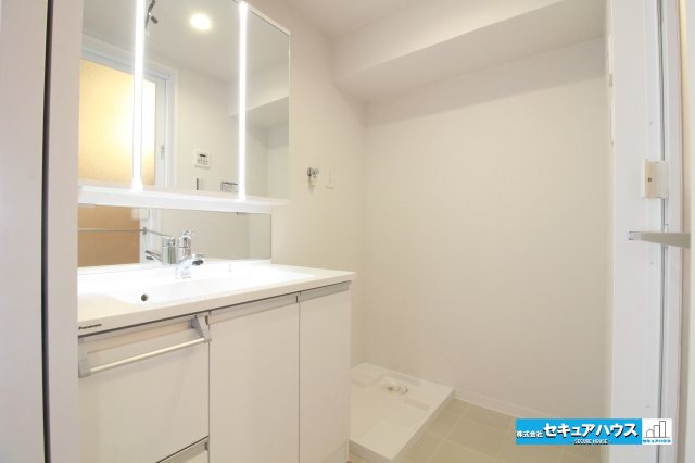 グローリアス刈谷の独立洗面台|【洗面台】
◆鏡の裏にはたっぷりと収納スペースを標準装備！
◆電源を付属しているのでドライヤーなど利用できます。
◆洗濯機上スペースにはタオルや洗剤を置くことのできる棚付きです♪