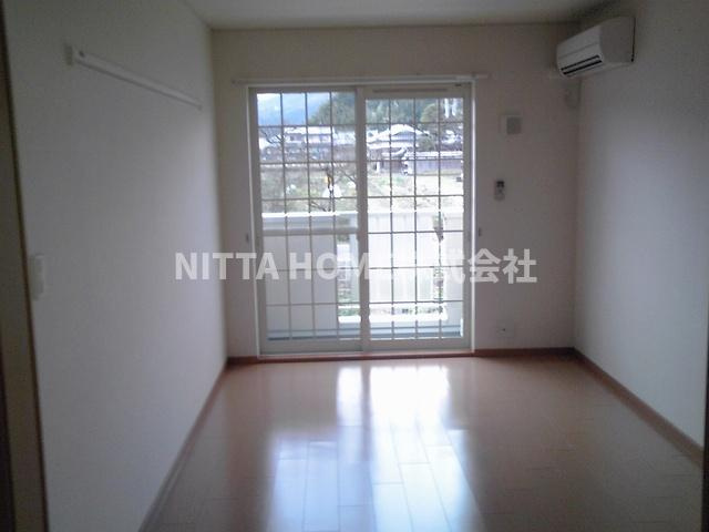 カーサヴェルデの内装|南向きのバルコニーがついている洋室です◎