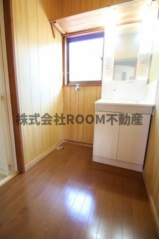 髙野貸家の洗面所|スペースが確保できる洗面所です