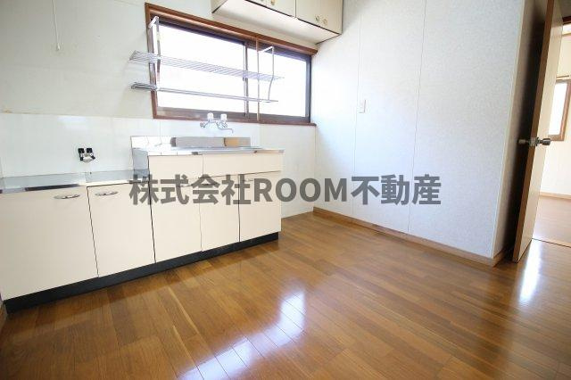 髙野貸家の居間・リビング|こちらのリビングで趣味の時間をお楽しみください