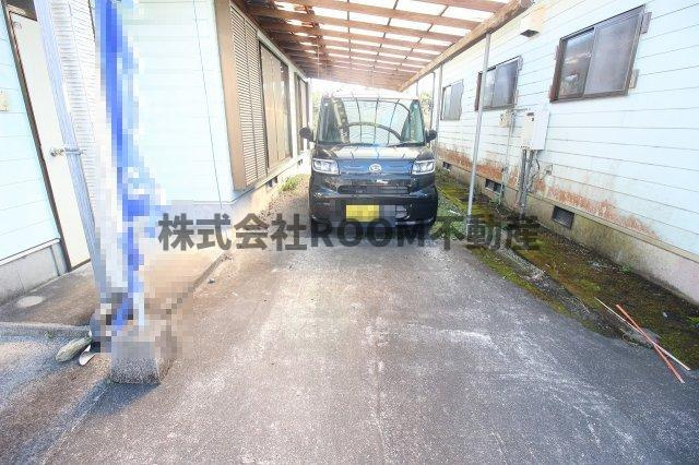 髙野貸家の駐車場|カースペースがあります