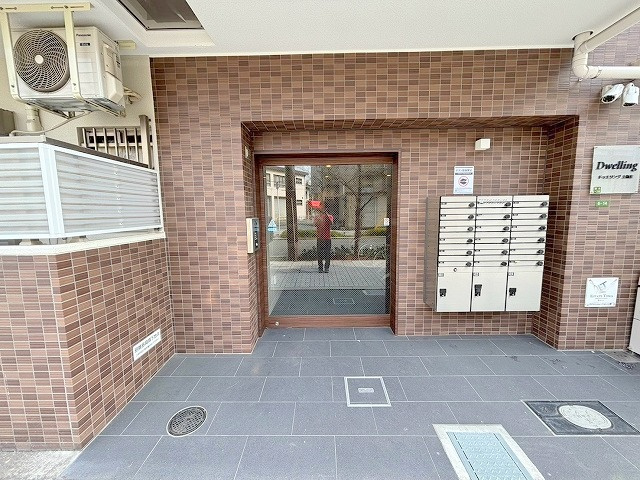 ドゥエリング上新庄のエントランス