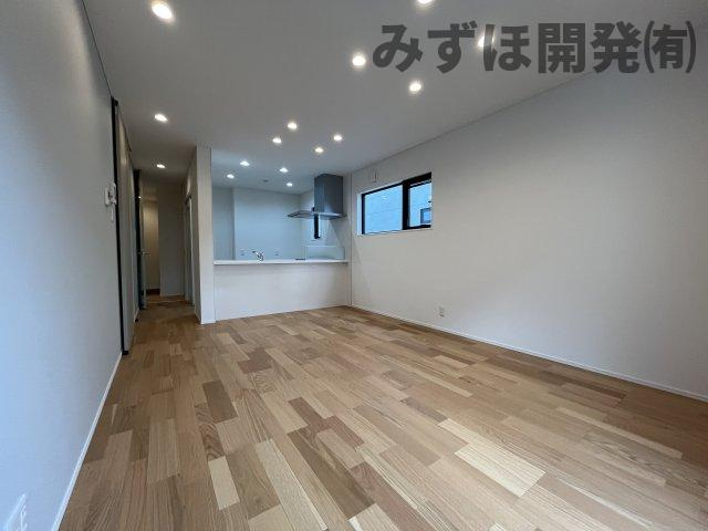 東根市神町東3丁目3-19　C棟の居間・リビング