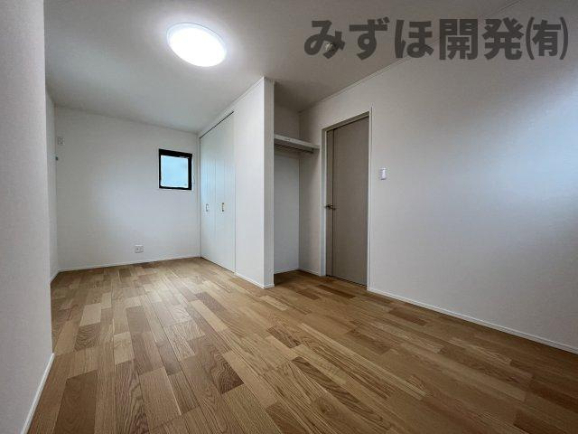 東根市神町東3丁目3-19　C棟の寝室|扉付きのクローゼットとは別に、ドアを開けてすぐ右手にも収納がございます。