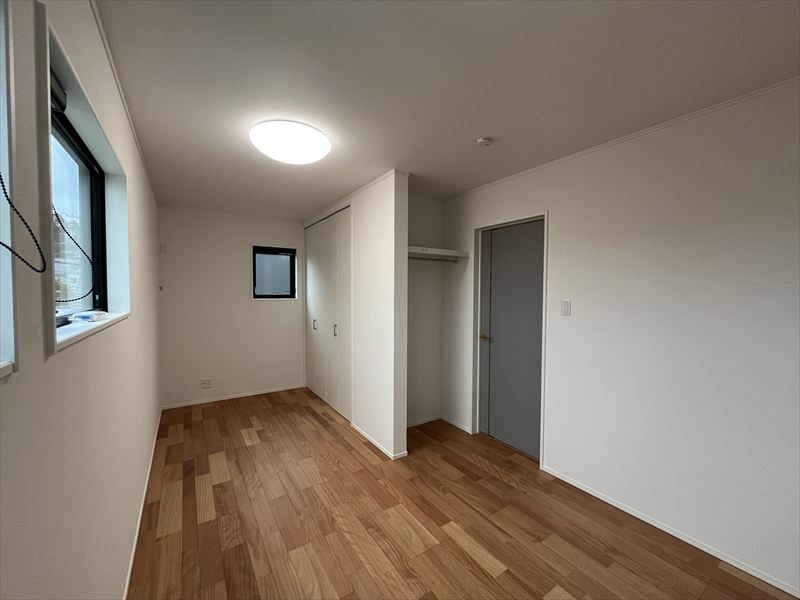 東根市神町東3丁目3-20　B棟の寝室|扉付きのクローゼットとは別に、ドアを開けてすぐ右手にも収納がございます。