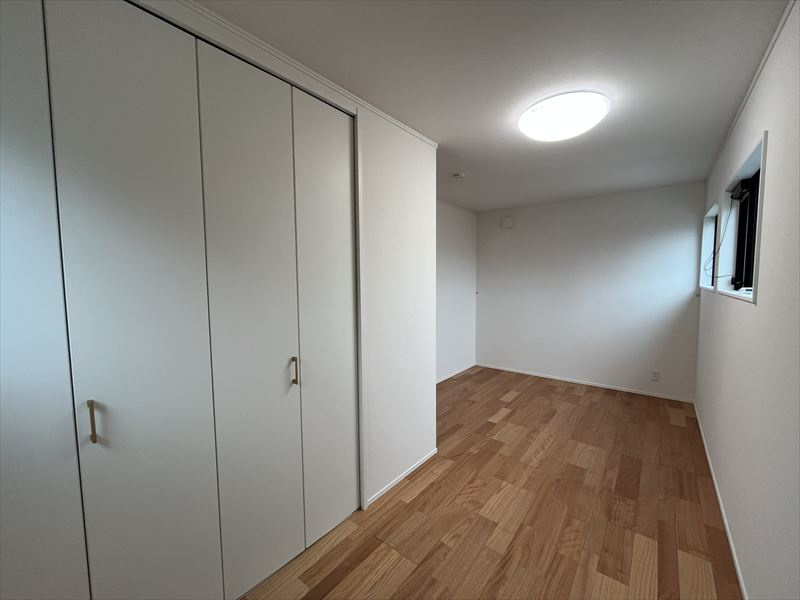 東根市神町東3丁目3-20　B棟の寝室