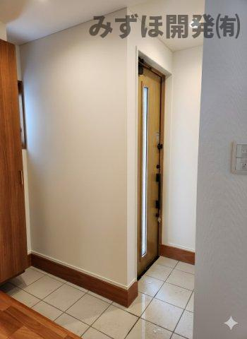 東根市神町東3丁目3-20　B棟の玄関