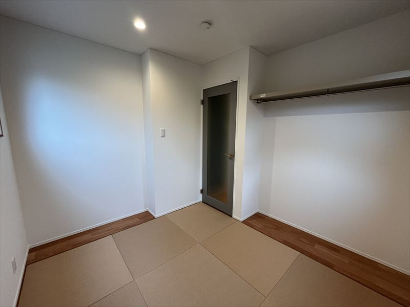 東根市神町東3丁目3-20　B棟の和室|パイプハンガーもございます。