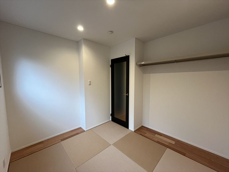 東根市神町東3丁目3-21　A棟の和室|ハンガーパイプもございます。