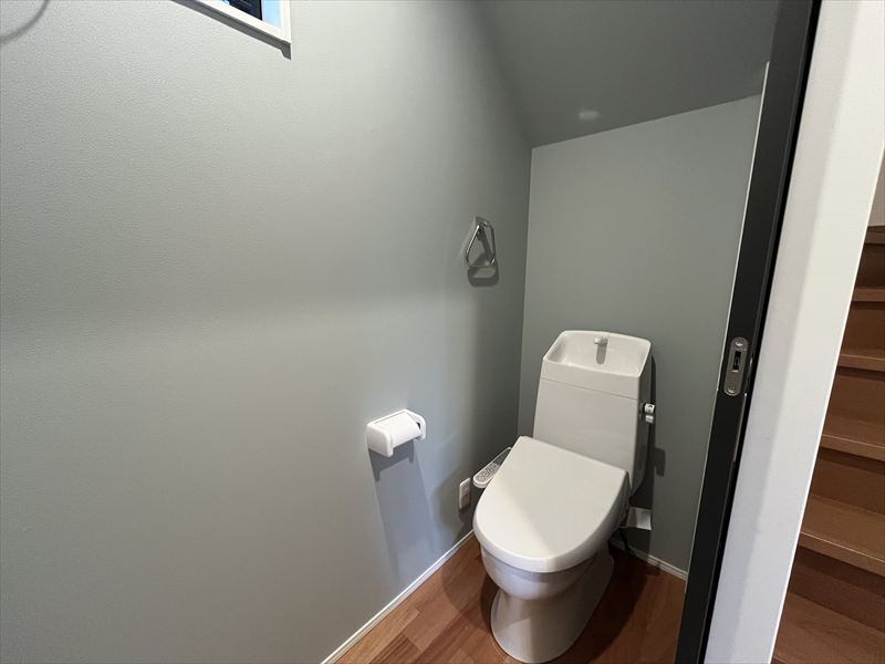 東根市神町東3丁目3-21　A棟のトイレ|1階のトイレです。小窓もございます。