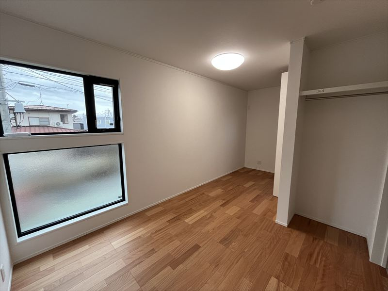 東根市神町東3丁目3-21　A棟の寝室|扉付きのクローゼットとは別に、ドアを開けてすぐ右手にも収納がございます。