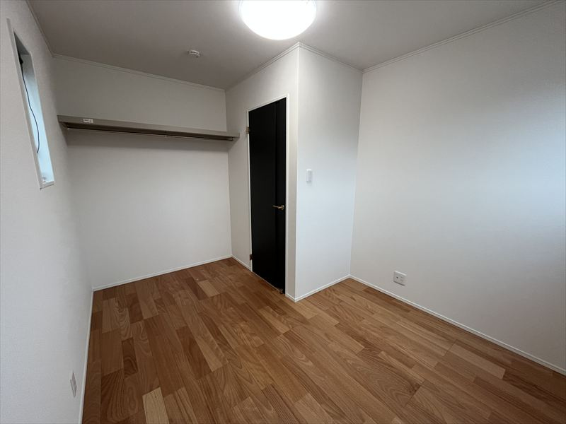 東根市神町東3丁目3-21　A棟の洋室|南西角の洋室5.2帖です。