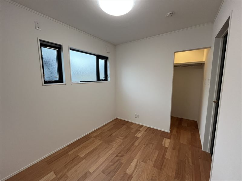 東根市神町東3丁目3-21　A棟の洋室|2階の東側の洋室4.5帖には、東側に窓がございます。