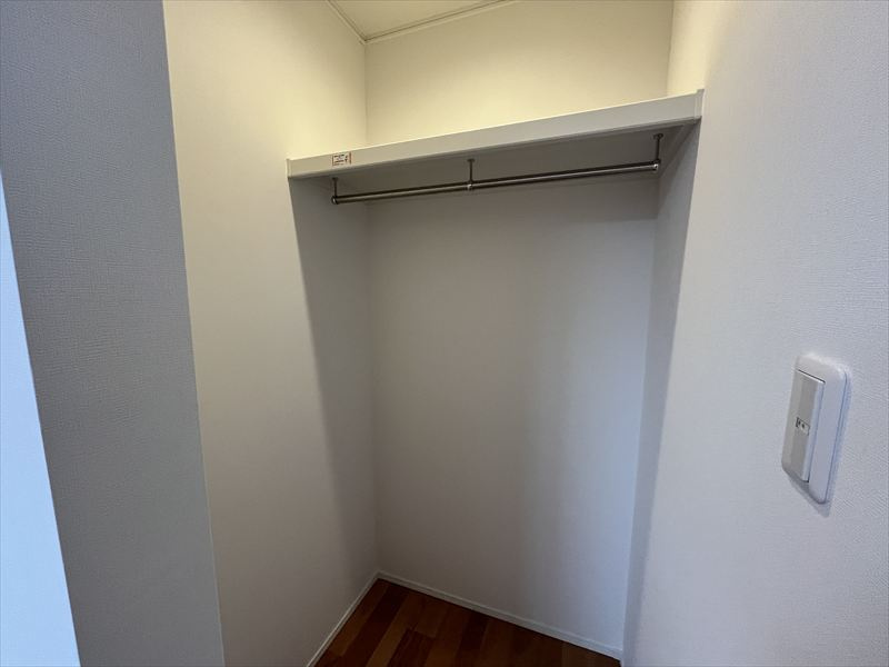 東根市神町東3丁目3-21　A棟の収納|収納スペースにも照明がございます。