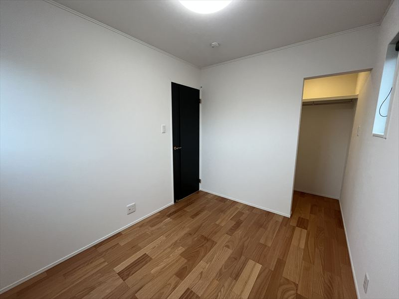 東根市神町東3丁目3-21　A棟の洋室|2階の南東側の洋室4.5帖です。入って左手にクローゼットがございます。