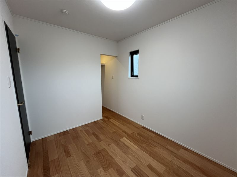 東根市神町東3丁目3-21　A棟の洋室|2階の南東側の洋室4.5帖には、東側と南側に窓がございます。