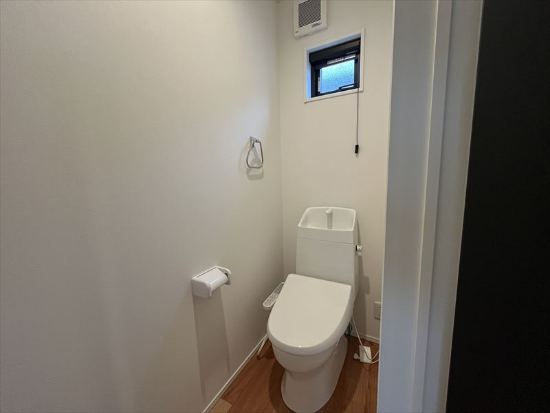 東根市神町東3丁目3-21　A棟のトイレ|2階のトイレです。小窓もございます。