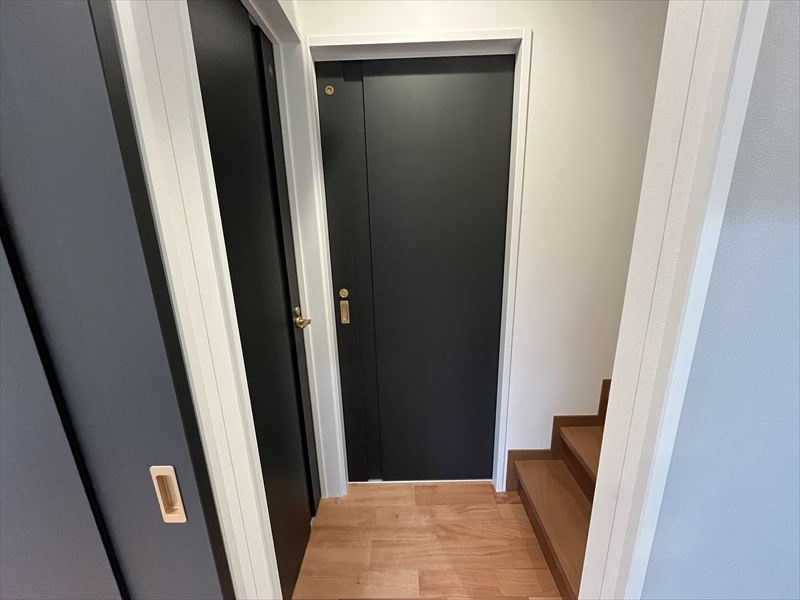 東根市神町東3丁目3-21　A棟のその他|左手が洗面スペース、奥がトイレ、右手が階段です。