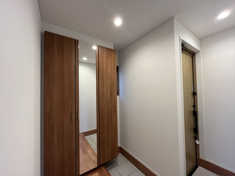 東根市神町東3丁目3-21　A棟の玄関|鏡付きのシューズボックスです。大容量ですので、家族の靴をすっきり収納することができます。