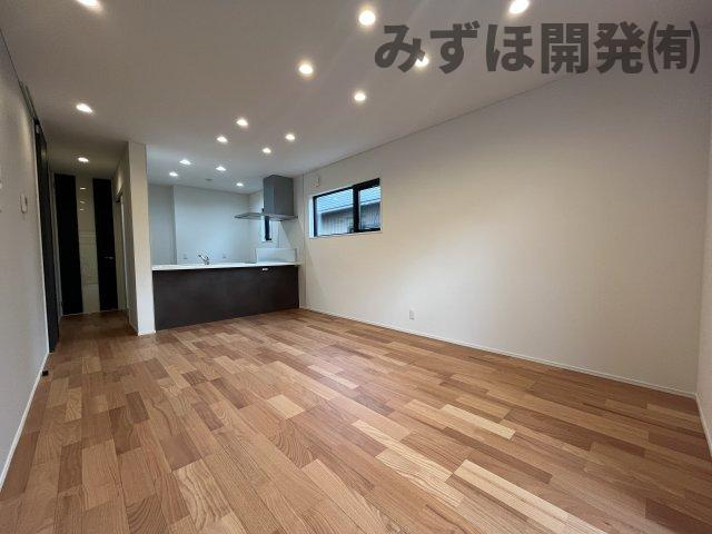 東根市神町東3丁目3-21　A棟の居間・リビング|14帖のLDKで、家族の大切な時間を、ゆったり過ごすことができますね。