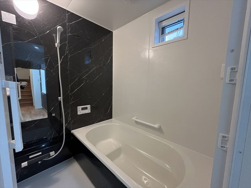 東根市神町東3丁目3-21　A棟の浴室|ホワイト×ブラックがお洒落なお風呂です。