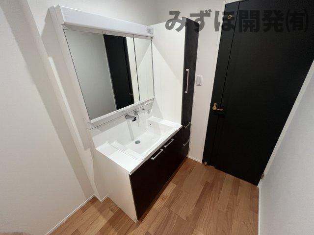 東根市神町東3丁目3-21　A棟の洗面所|三面鏡付きの洗面台には、収納も多く嬉しいポイントです。