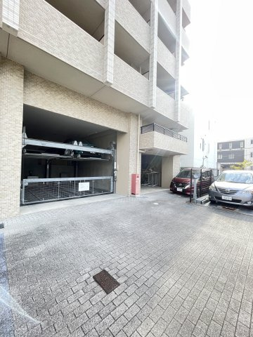 レジュールアッシュ神戸元町の駐車場