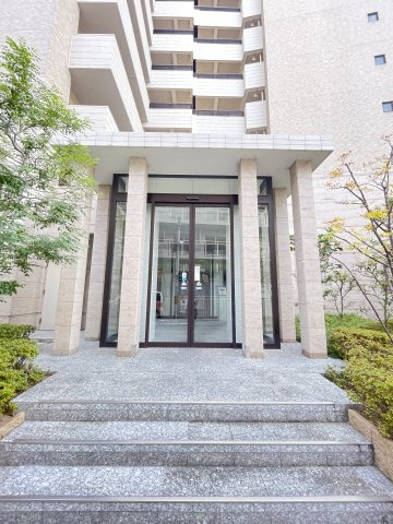 レジュールアッシュ神戸元町のエントランス