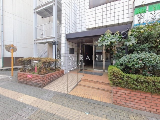 【ロビー】 | 暮らしやすさを考えたプランで快適な現地ロケーションを実現。安らぎに満たされる