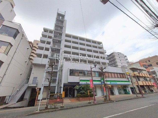 【外観】 | 家族との時間を大切に楽しく過ごせる明るいエントランスが迎えてくれます。
