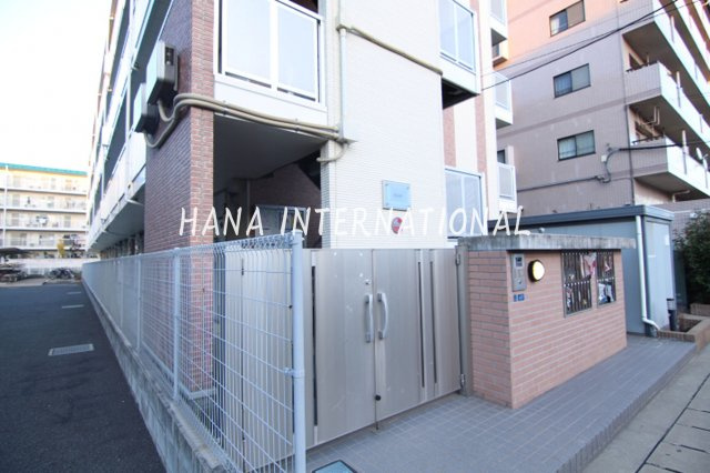 レオパレスラトナのエントランス