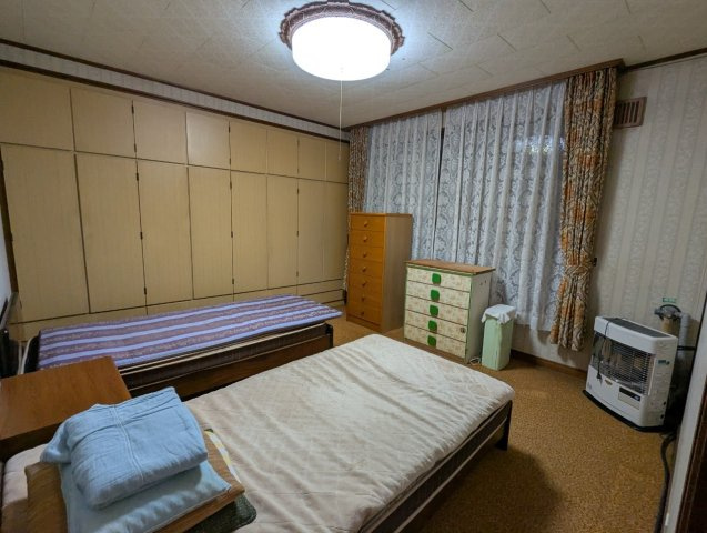 新富士4丁目　作業場付中古住宅の洋室|1階　8帖洋室