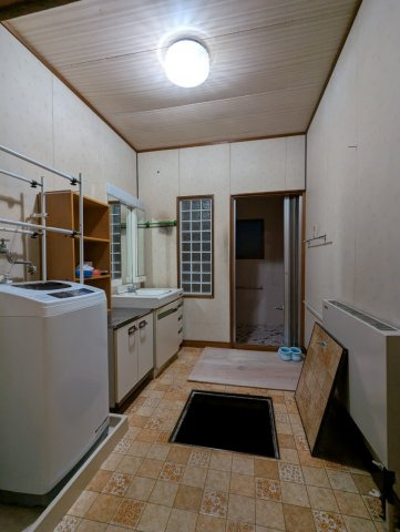 新富士4丁目　作業場付中古住宅の独立洗面台|脱衣室