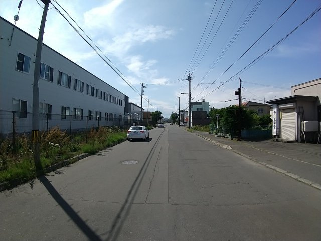 新富士4丁目　作業場付中古住宅の前面道路含む現地写真